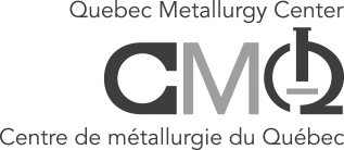 Logo noir et blanc « Quebec Metallurgy Center » avec une typographie épurée pour le nom de l’entreprise (en anglais et en français) et l’acronyme bilingue avec une lettre O stylisée